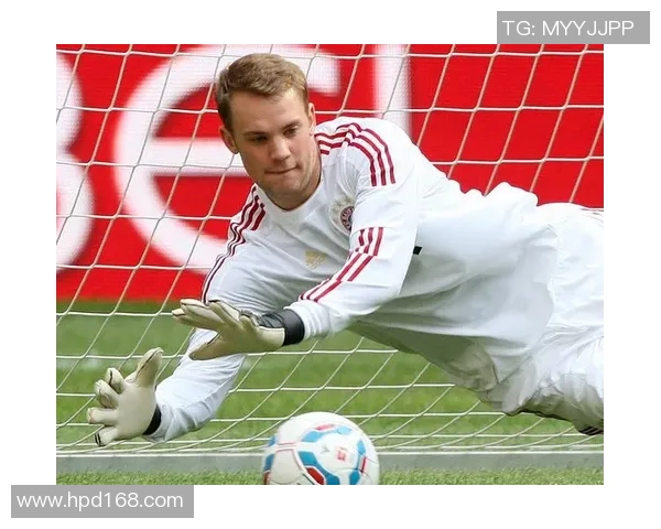 足球明星骑行训练时刻展现拼搏精神与运动魅力的精彩瞬间